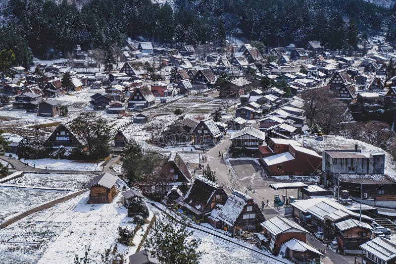 Shirakawago en invierno nieve cayendo sobre la casa baja pueblo histórico en el valle japón imágenes de archivo libres de regalías