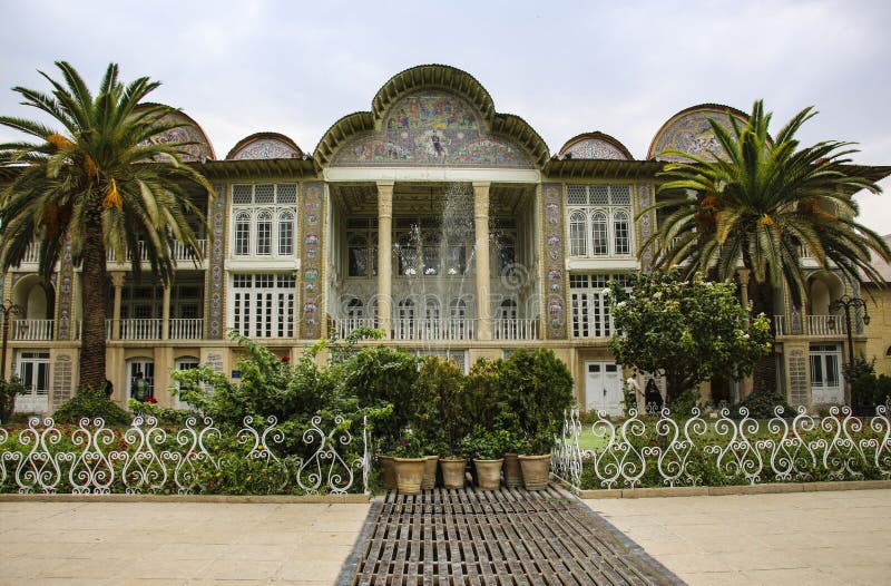SHIRAZ IRAN - SEPTEMBER 18,2018: Det Qavam huset och den Eram trädgården är arkivbild SHIRAZ IRAN - SEPTEMBER 18,2018: Det Qavam huset och den Eram trädgården är arkivbild
