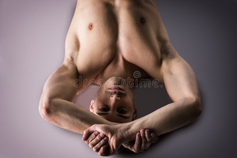 Shirtless jonge mens die op wit blad leunen stock foto Shirtless jonge mens die op wit blad leunen stock foto