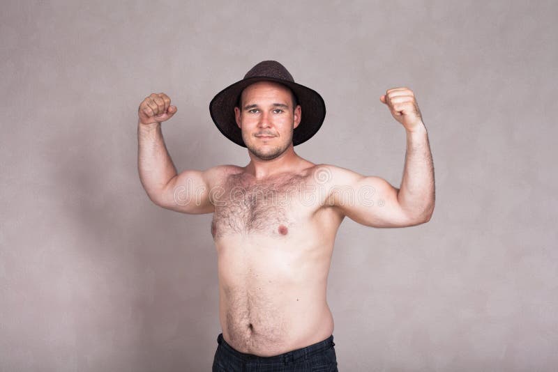 Shirtless man i hatten som poserar och visar hans starka kropp fotografering för bildbyråer Shirtless man i hatten som poserar och visar hans starka kropp fotografering för bildbyråer