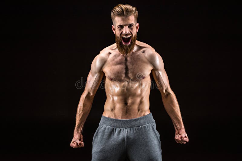 Shirtless skäggig kroppsbyggare som poserar och skriker som isoleras på svart royaltyfri fotografi Shirtless skäggig kroppsbyggare som poserar och skriker som isoleras på svart royaltyfri fotografi