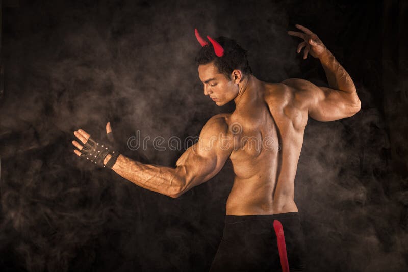 Shirtless spier mannelijke bodybuilder kleedde zich met duivelskostuum royalty-vrije stock afbeeldingen Shirtless spier mannelijke bodybuilder kleedde zich met duivelskostuum royalty-vrije stock afbeeldingen