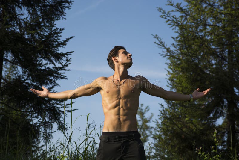 Shirtless ung man som firar naturen fotografering för bildbyråer Shirtless ung man som firar naturen fotografering för bildbyråer