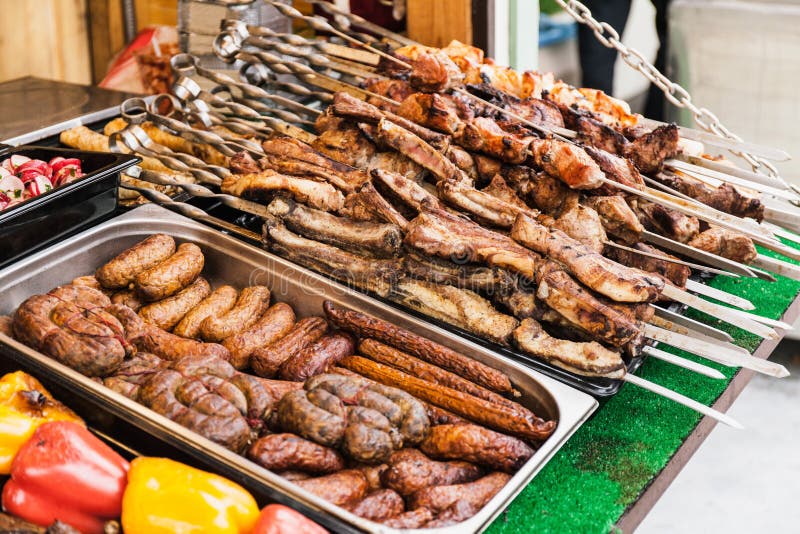Shish kebab w sklepowym okno obraz royalty free Shish kebab w sklepowym okno obraz royalty free