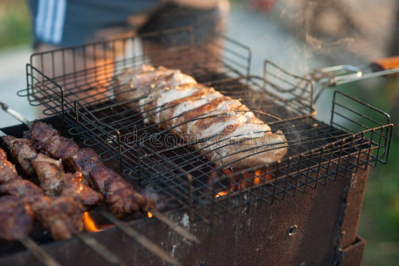 Shish kebab στη σχάρα Μαριναρισμένο shashlik να προετοιμαστεί σε μια σχάρα σχαρών πέρα από τον ξυλάνθρακα στοκ εικόνα Shish kebab στη σχάρα Μαριναρισμένο shashlik να προετοιμαστεί σε μια σχάρα σχαρών πέρα από τον ξυλάνθρακα στοκ εικόνα