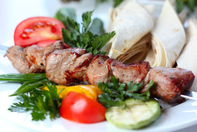 Shish wieprzowiny kebab z zieleniami i warzywami obrazy stock
