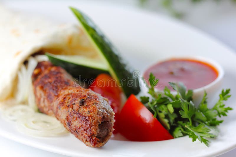 Shish wieprzowiny kebab z zieleniami i warzywami zdjęcia royalty free