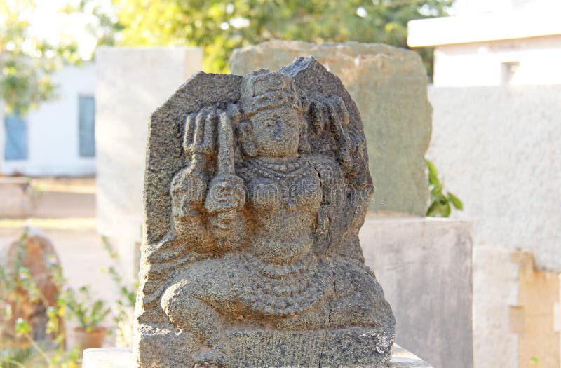Shiva Stone miente en el museo al aire libre en Hampi, la India Piedra s imagen de archivo libre de regalías Shiva Stone miente en el museo al aire libre en Hampi, la India Piedra s imagen de archivo libre de regalías