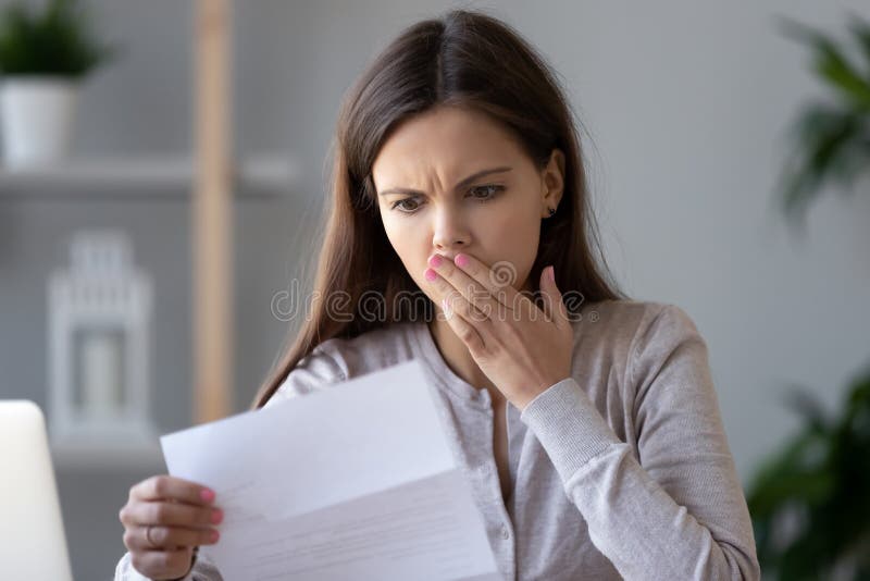 Shocked ha sollecitato la lettera del documento della lettura della giovane donna circa il debito