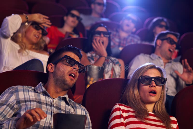 Publikum das ansehen von 3D-horror-Film im Kino.