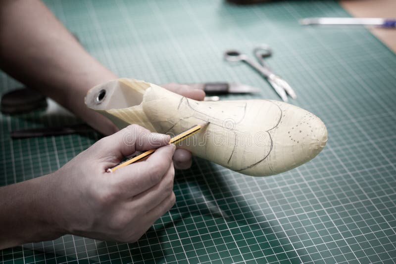 Zapato fabricante creando diseno de nuevo zapato.