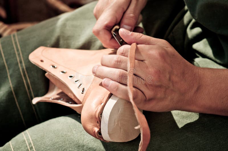 De manos de zapatero, fabricación zapatos.