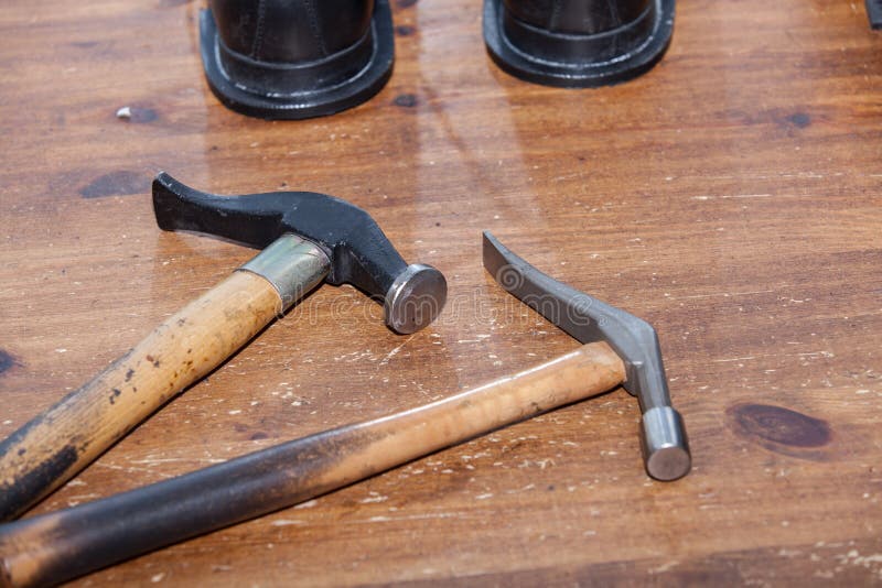 Zapatero martillos viejo herramientas sobre el mesa.