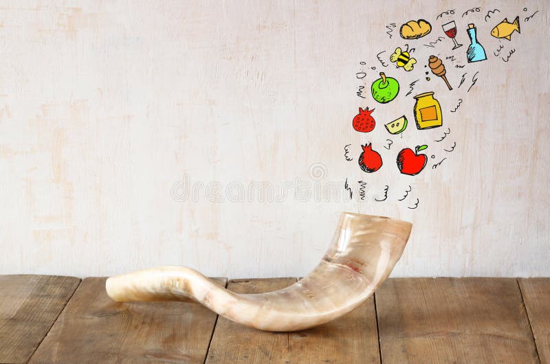 Shofar (corno) sulla tavola di legno con l'insieme del infographics sopra fondo strutturato concetto del hashanah del rosh (festa immagini stock Shofar (corno) sulla tavola di legno con l'insieme del infographics sopra fondo strutturato concetto del hashanah del rosh (festa immagini stock
