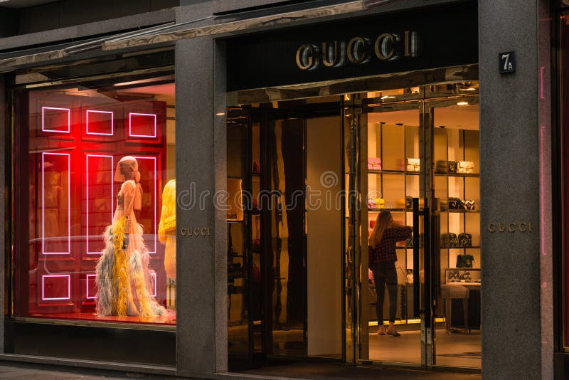 SHOWCASE OF GUCCI FASHION BOUTIQUE Stock Photo - Alamy