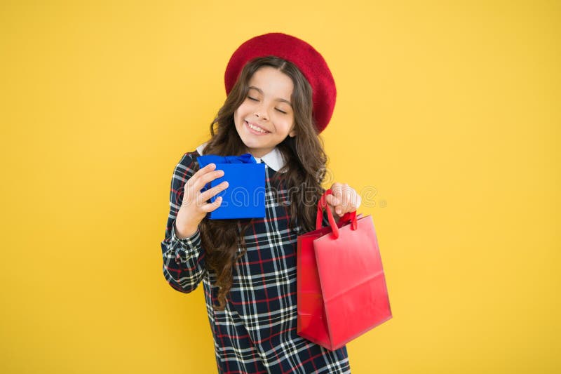 ??shopaholic r 法国贝雷帽的愉快的女孩 有礼物盒的孩子在黄色背景 小女孩孩子 库存照片 ??shopaholic r 法国贝雷帽的愉快的女孩 有礼物盒的孩子在黄色背景 小女孩孩子 库存照片