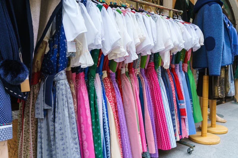 Shopfenster der traditionellen österreichischen Kleidung, Österreich lizenzfreies stockfoto Shopfenster der traditionellen österreichischen Kleidung, Österreich lizenzfreies stockfoto