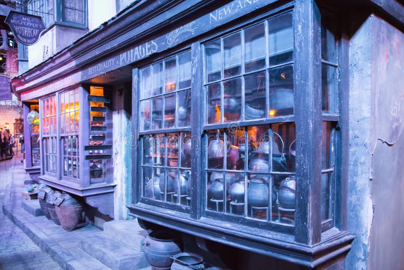 Shopfensteranzeige mit magischen Gegenständen in Diagon-Gasse von Harry Potter-Film Warner Brothers Studio Großbritannien lizenzfreie stockfotos Shopfensteranzeige mit magischen Gegenständen in Diagon-Gasse von Harry Potter-Film Warner Brothers Studio Großbritannien lizenzfreie stockfotos