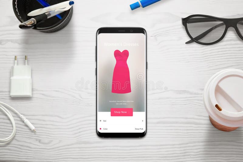 Shoppa direktanslutet med en mobiltelefon Kvinnan väljer format och färg av klänningen med lagret app arkivbild Shoppa direktanslutet med en mobiltelefon Kvinnan väljer format och färg av klänningen med lagret app arkivbild
