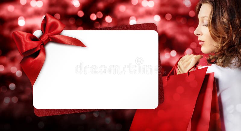 Shoppa för jul, kvinna med påsen och mall för gåvakort på blått arkivfoto Shoppa för jul, kvinna med påsen och mall för gåvakort på blått arkivfoto