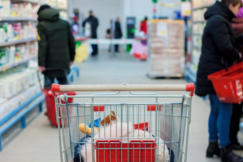 Shoppa i en supermarket Kvinnan köper frukt och mejeriprodukten arkivfoto Shoppa i en supermarket Kvinnan köper frukt och mejeriprodukten arkivfoto
