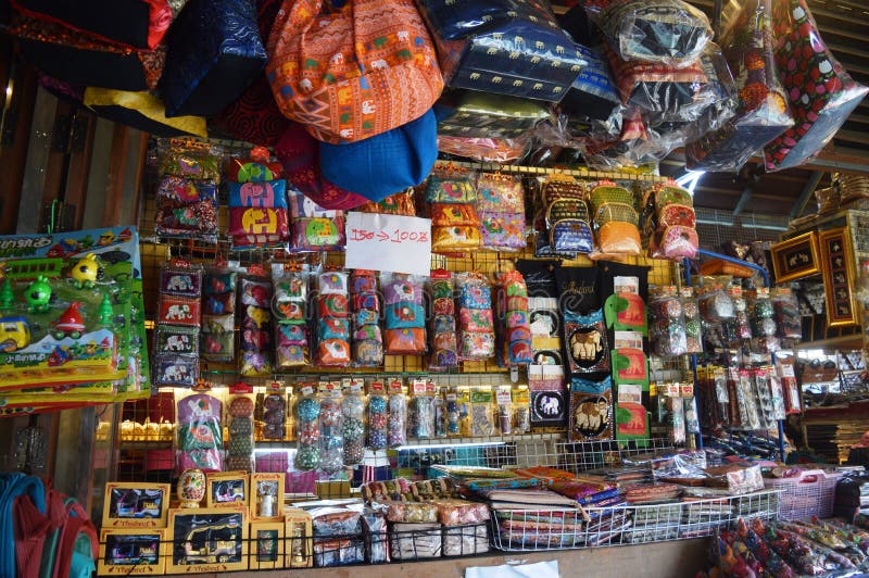 SHOPPA PÅ ATT SVÄVA MARKNADEN I PATTAYA THAILAND royaltyfri foto SHOPPA PÅ ATT SVÄVA MARKNADEN I PATTAYA THAILAND royaltyfri foto