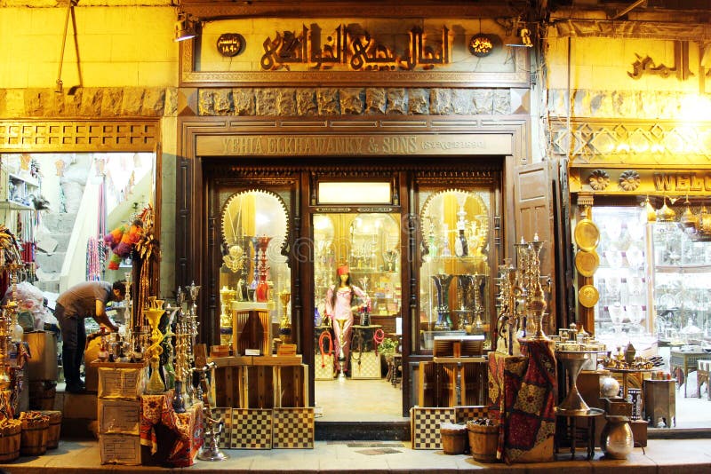 Shoppar i den historiska Moez gatan i Egypten fotografering för bildbyråer Shoppar i den historiska Moez gatan i Egypten fotografering för bildbyråer