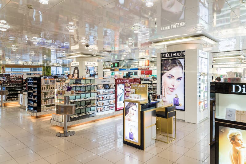 Shoppar kosmetiska produkter för kvinnor som är till salu i skönhet arkivfoto Shoppar kosmetiska produkter för kvinnor som är till salu i skönhet arkivfoto