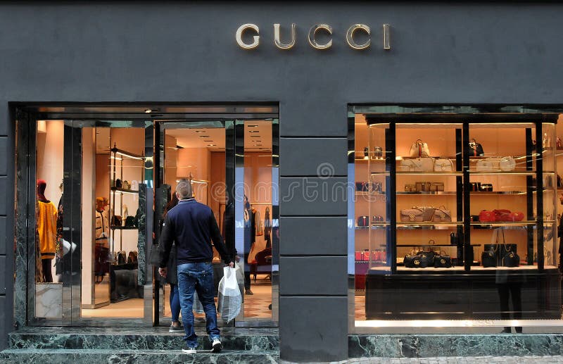 band Zoologisk have klarhed SHOPPERS ENTERING in GUCCI STORE in COPENHAGEN Editorial Stock Photo -  Image of gucci, denmark: 139850213