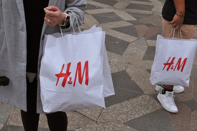 H&M Shoppers With Shopping Bag And Uses Smartphone Editorial Stock ...
