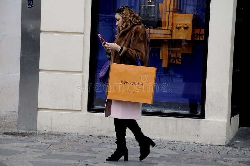 104 Shoppers Louis Vuitton Shopping Bag Stock Photos - Free