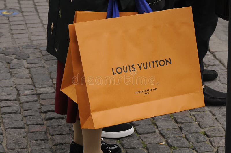 CONSUMERS with LOUIS VUITTON SHOPPING BAG Editorial Stock Photo - Image of  vuitton, finance: 94807388