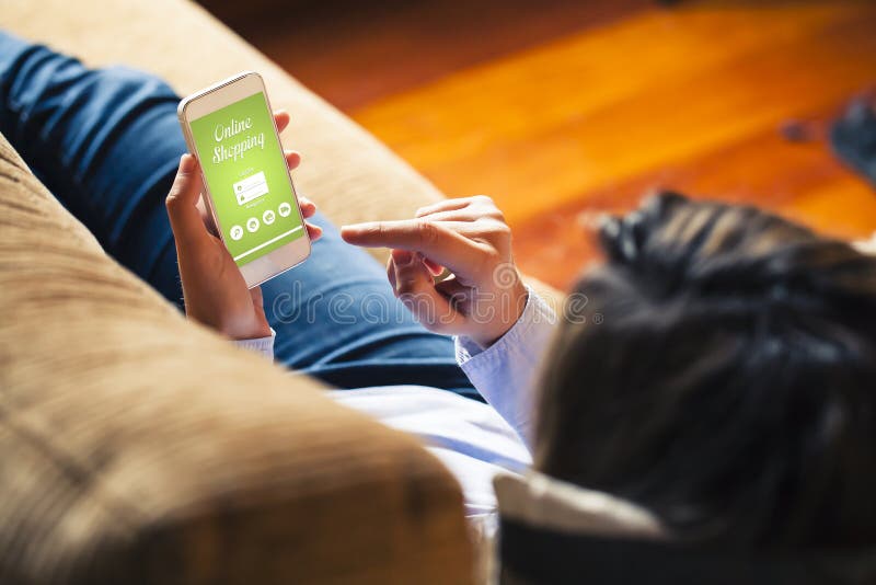 Shopping app i en mobiltelefon card tangentbordet för händer för kreditering e för kommersdatorbegreppet royaltyfria foton Shopping app i en mobiltelefon card tangentbordet för händer för kreditering e för kommersdatorbegreppet royaltyfria foton