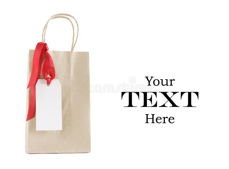 Sacchetto di acquisto di carta con di natale tag e nastro rosso isolato su bianco in camera per il testo.