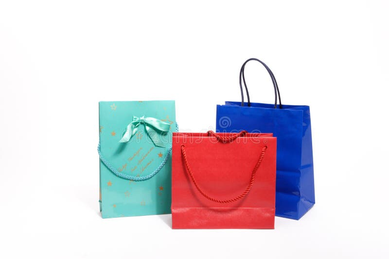 Tři barevné nákupní tašky s držadly.