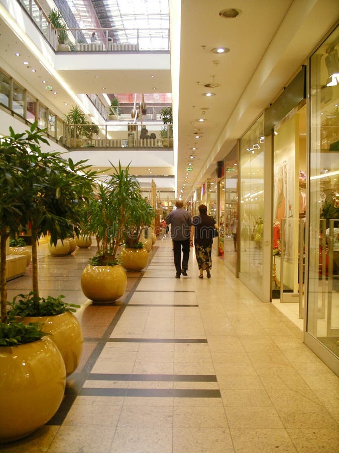 Shopping Mall editorial photo. Image of michigan, retail - 36693341