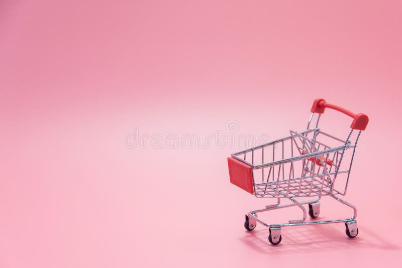 Khái niệm mua sắm - Giỏ hàng rỗng đỏ trên nền hồng sẽ giúp bạn tìm hiểu về những trải nghiệm mua sắm mới nhất. Hình ảnh của giỏ hàng rỗng đỏ trên nền hồng tạo ra một không khí tươi vui và kích thích cho người xem. Để cùng tận hưởng niềm vui của mua sắm, hãy xem hình ảnh này và cho chúng tôi biết bạn đã thưởng thức như thế nào nhé!