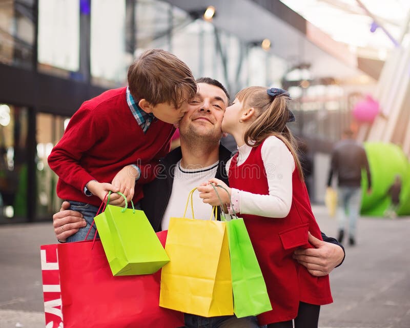 My dad shopping. Семья шоппинг. Шоппинг всей семьей. Семья с покупками. Счастливая семья с покупками.