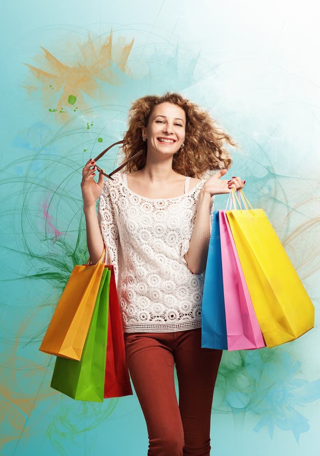 Giovane e bella donna che porta coloratissime shopping bags divertirsi e sorridere.