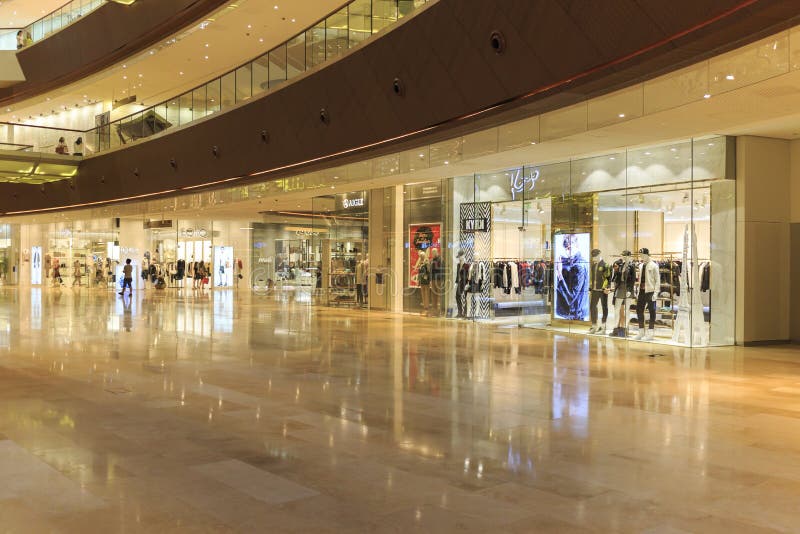 Shopping ocupado do interrior em Guangzhou China; salão moderno do shopping; armazene o centro; janela da loja