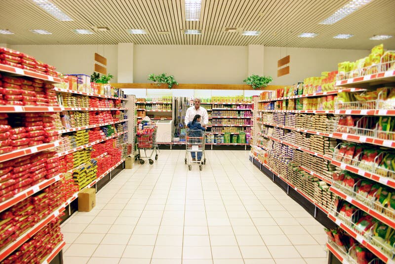 Otec a dcera nakupování v supermarketu.