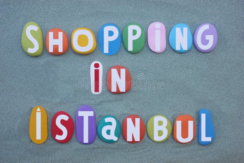 Shopping à istanbul design de logo commercial créatif composé de lettres de pierre multicolores sur du sable vert illustration de vecteur