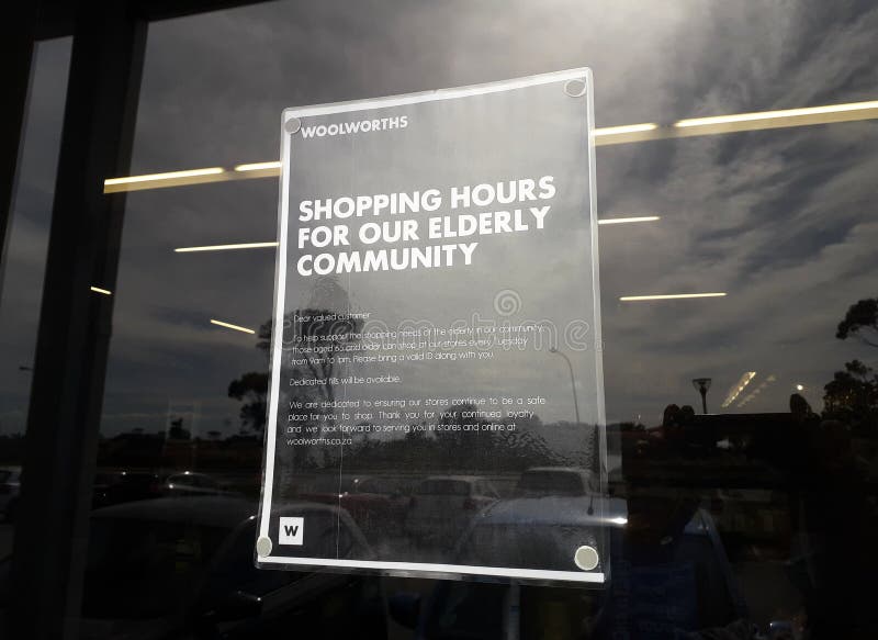 Shoppingtimmar för vår äldre gemenskap på ett fönster av lövmat i porten Elizabeth South africa fotografering för bildbyråer