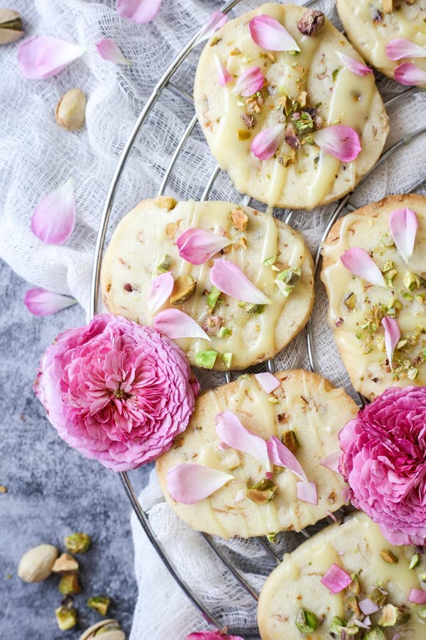 Shortbread ciastka z pistacjami i różanymi płatkami fotografia stock