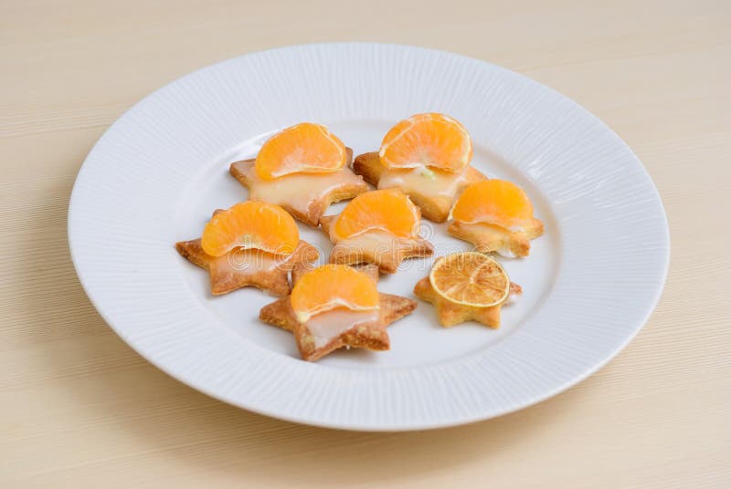 Shortbread ciastka z tangerines. Ciastka z tangerines na białym talerzu