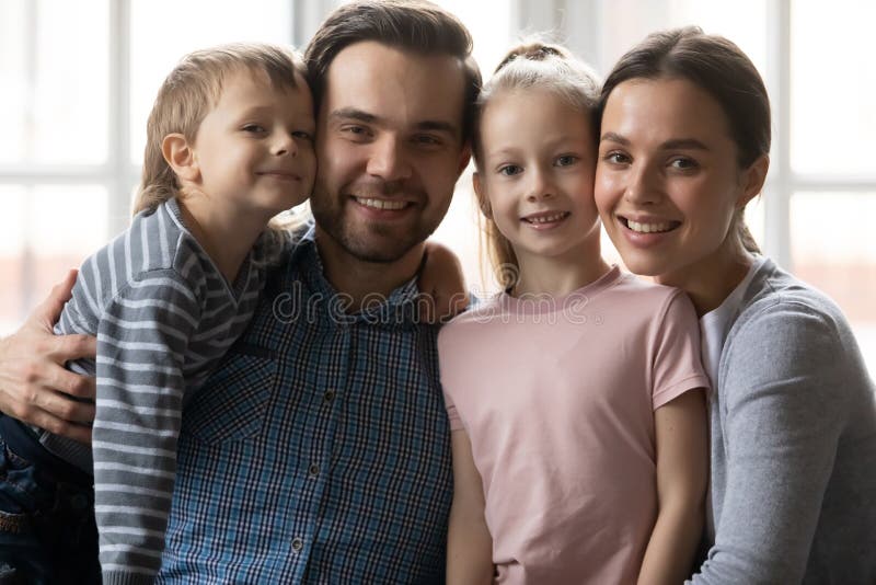 Shot Lächeln Hauptmutter und Vater des Portraits mit Kleinkindern stockfotos