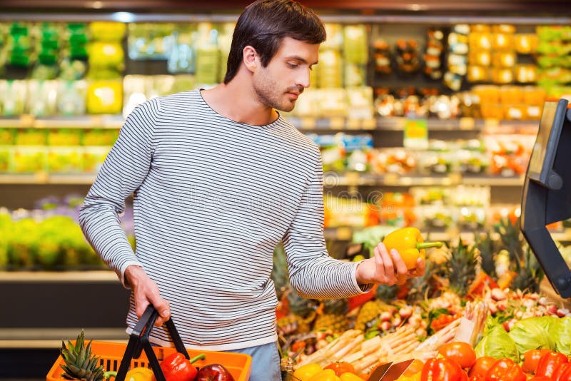 Человек держит магазин. Фото мужик с сумками в продуктовом магазине. Парень в продуктовом магазине держит тенге. I m selling