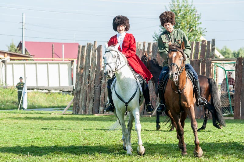 Show av kosackar på hästar Tyumen Ryssland fotografering för bildbyråer Show av kosackar på hästar Tyumen Ryssland fotografering för bildbyråer
