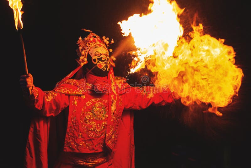 Show tradicional chinês sichuan cara de ópera mudando e respirando fogo e imagem de stock royalty free