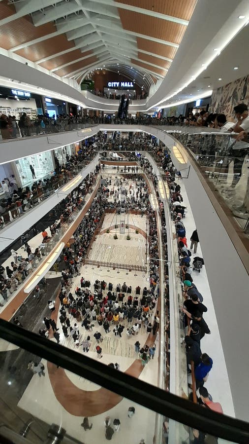 Traffic jam in the mall editorial stock image. Image of acrobatic